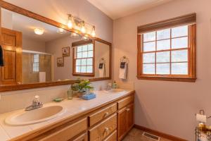 a bathroom with two sinks and a large mirror at Riverbank Retreat in Jefferson +40 photos