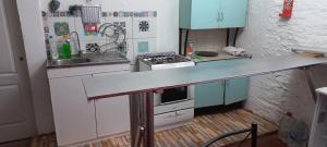 una pequeña cocina con encimera y fregadero en Alojamiento Yanira, en Valparaíso