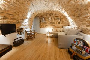 Televisyen dan/atau pusat hiburan di KINI Terra Chios Medieval Stone Home with Parking