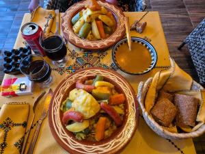 a table with two baskets of food and some drinks at Alliance tradition in Boumalne