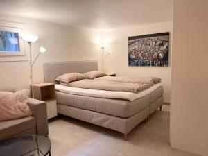 una camera con un letto con due lampade e un divano di Urban retreat, traditional wooden house in Bergen a Bergen