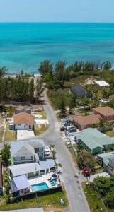 eine Luftaufnahme eines Hauses und des Ozeans in der Unterkunft Island Haven 5BR Home with Pool Cottage in Nassau