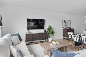 een woonkamer met een bank en een tv bij Ivy and Ivan at The Lucy by Stay Local Nashville in Nashville