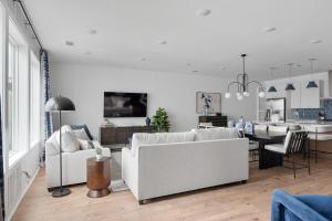 een woonkamer met 2 witte banken en een keuken bij Ivy and Ivan at The Lucy by Stay Local Nashville in Nashville