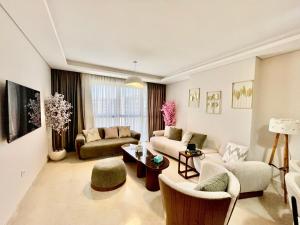 un salon avec un canapé et une table dans l'établissement ZED Park Skyline - 3BR - Huge Terrace & City View, à Sheikh Zayed