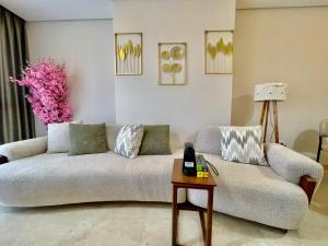 un salon avec un canapé et une table dans l'établissement ZED Park Skyline - 3BR - Huge Terrace & City View, à Sheikh Zayed