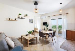 una sala de estar con un sofá y una mesa en Kds Overlooking Chania, en La Canea