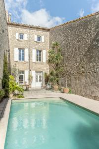 una piscina di fronte a un edificio di Maison Esme - Charm & Authenticity a Salles-d'Aude
