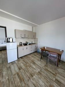 Kuchyň nebo kuchyňský kout v ubytování Vartanyan Guest Rooms