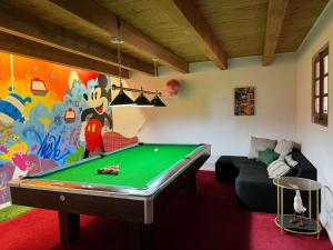 Biliár nebo kulečník v ubytování Un chalet pas comme les autres!