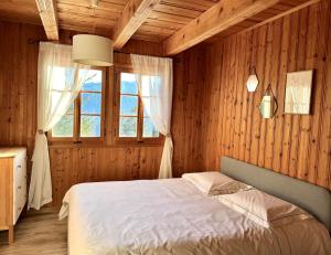 Postel nebo postele na pokoji v ubytování Un chalet pas comme les autres!