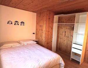 Postel nebo postele na pokoji v ubytování Un chalet pas comme les autres!