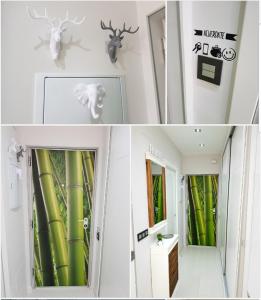 Un baño con espejo y cabezas de ciervo en la pared. en Estudio vistas campo golf y piscina, en Torremolinos