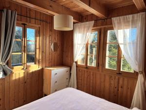 Postel nebo postele na pokoji v ubytování Un chalet pas comme les autres!