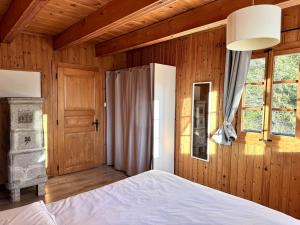 Postel nebo postele na pokoji v ubytování Un chalet pas comme les autres!