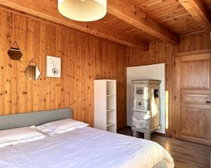 Postel nebo postele na pokoji v ubytování Un chalet pas comme les autres!