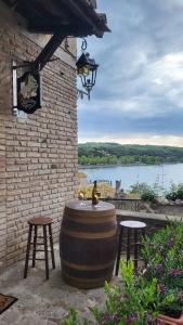 un tonneau avec deux tables et un oiseau assis dessus dans l'établissement Il Puledro Impennato - Rifugio del Lago con Vista, à Anguillara Sabazia