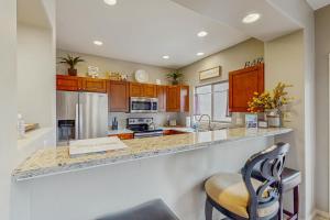 eine Küche mit einer Theke und einem Stuhl darin in der Unterkunft Vistoso Resort Casita #136 in Oro Valley