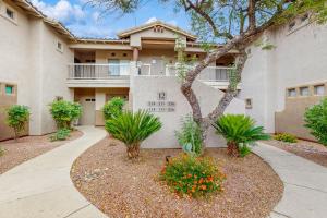 ein Gebäude mit Bäumen und Blumen davor in der Unterkunft Vistoso Resort Casita #136 in Oro Valley