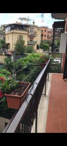 un balcón con macetas de plantas en un edificio en M Apartment in Rome, en Roma