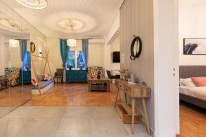 sala de estar amplia con cama y sala de estar. en Aiolos Elegant retro suite in GLYFADA centre, en Atenas