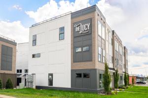 纳什维尔Mira & Milo at The Lucy by Stay Local Nashville的一座挂着招牌的白色大楼