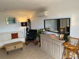 un salon avec un canapé et un miroir dans l'établissement Villa les Pensées La Londe, à La Londe-les-Maures