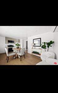 ein Wohnzimmer mit Tisch und Stühlen und einem Klavier in der Unterkunft Van Nuys Charming JDU! in Van Nuys Airport