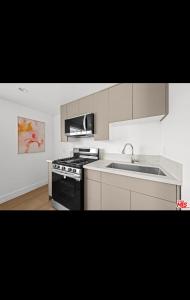 eine Küche mit Spüle und Herd Oberer Backofen in der Unterkunft Van Nuys Charming JDU! in Van Nuys Airport