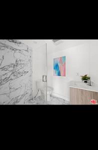 ein Badezimmer mit Toilette und Waschbecken in der Unterkunft Van Nuys Charming JDU! in Van Nuys Airport