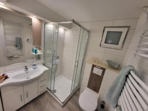 オストゼーバート・カールスハーゲンにあるFerienwohnung Graf kleine Auszeitのシャワー、トイレ、洗面台を備えたバスルーム +21枚の写真