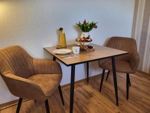 オストゼーバート・カールスハーゲンにあるFerienwohnung Graf kleine Auszeitの椅子2脚と花鉢