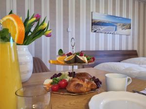 オストゼーバート・カールスハーゲンにあるFerienwohnung Graf kleine Auszeitのテーブルの上に食べ物の皿が置かれたテーブル