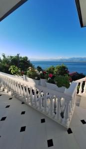 un balcone bianco con piante sopra di Guest home Guri a Široka