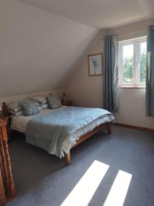 a bedroom with a bed and a window at lockwood house holiday cottages,Dawlish in Starcross +31 photos