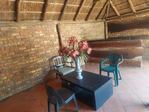 プレトリアにあるAmerican horsesの花瓶付きのテーブルと椅子