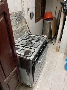 Kuchyň nebo kuchyňský kout v ubytování مخيم الخال