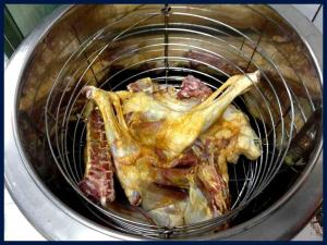 a close up of a chicken in a washing machine at مخيم الخال in Yarqā +3 photos