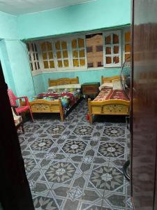 Postel nebo postele na pokoji v ubytování مخيم الخال