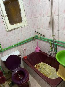 a bathroom with a tub with a toilet and a sink at مخيم الخال in Yarqā