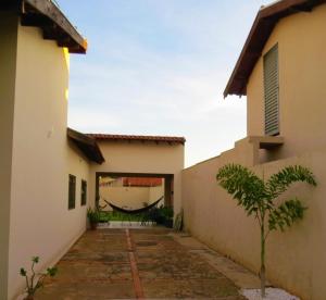 a courtyard of a house with a building at Hostel ElianeMS Quartos Privativos com Banheiro in Campo Grande