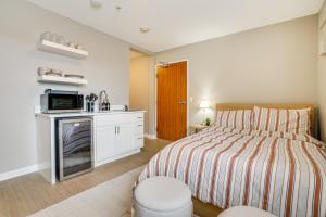 布莱恩Convenient Studio Stay Easy Access to Twin Cities的一间小卧室,配有一张床和一台微波炉