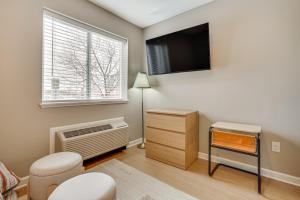 布莱恩Convenient Studio Stay Easy Access to Twin Cities的客厅配有暖气和窗户