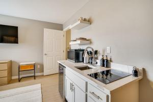 Convenient Studio Stay Easy Access to Twin Cities的厨房或小厨房