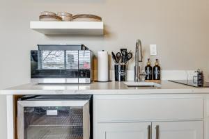 Convenient Studio Stay Easy Access to Twin Cities的厨房或小厨房