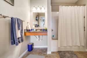 Convenient Studio Stay Easy Access to Twin Cities的一间浴室