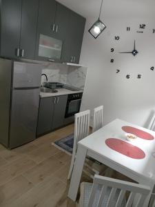 Η κουζίνα ή μικρή κουζίνα στο Apartman Savić Divčibare