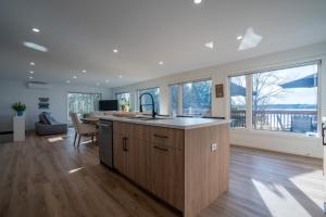 TV a/nebo společenská místnost v ubytování Chalet des Oiseaux Bleus, Spa, Lac + 63 fotografií