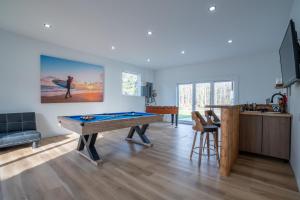 a living room with a ping pong table in it at Chalet des Oiseaux Bleus, Spa, Lac in Saint-Gérard
