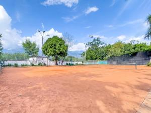 Instalaciones para jugar a tenis o squash en Cómodo estudio con AC en frente de una cancha o alrededores